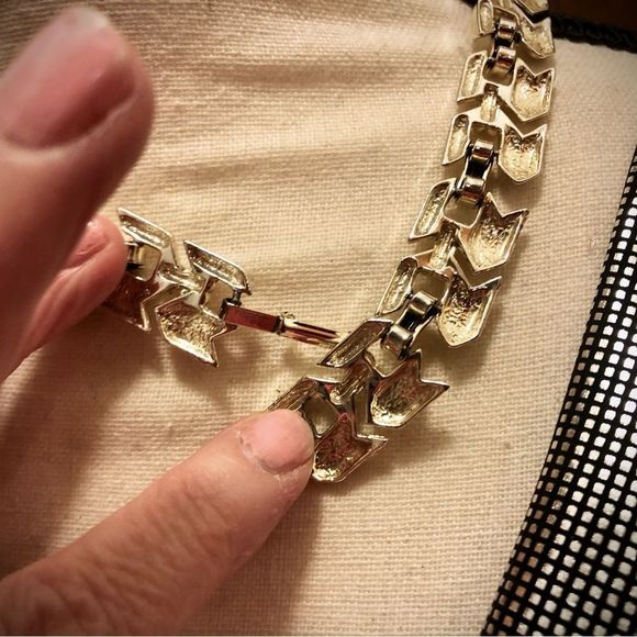 Vintage gold tone 17 1/2” necklace - Picture 6 of 8